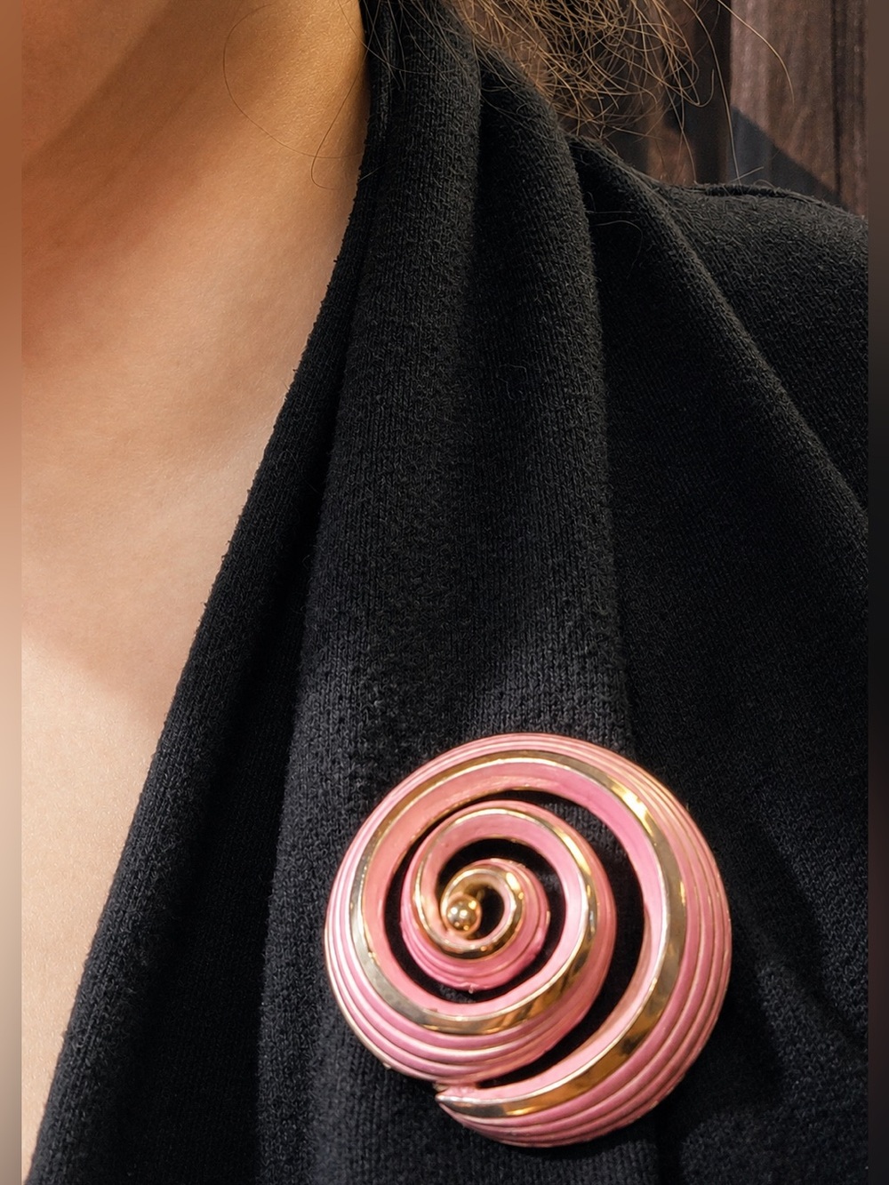 Vintage Goldtone And Pink Swirl Spiral Shell Brooch - Picture 3 of 3